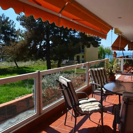 Stunning Seaview In ניאה מיכאניונה